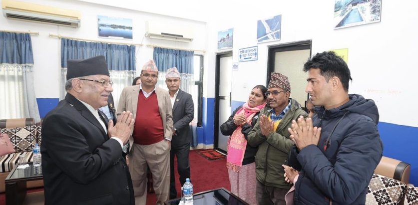 प्रधानमन्त्रीद्वारा विपिन जोशीका अभिभावकलाई सान्त्वना