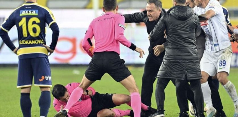 रेफ्रीलाई नै मुक्का हानेपछि…..