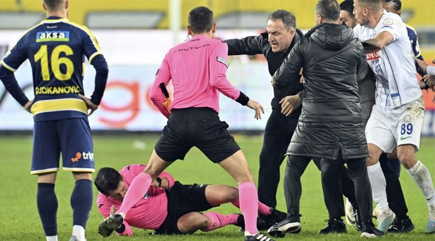 रेफ्रीलाई नै मुक्का हानेपछि…..