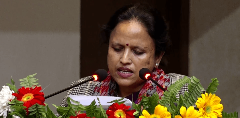 सञ्चारमन्त्रीद्वारा भूकम्पपीडितलाई सिरक हस्तान्तरण