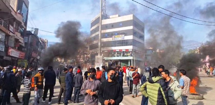 गोली लागेर २ जनाको मृत्युको विरोधमा सुर्खेतमा प्रदर्शन