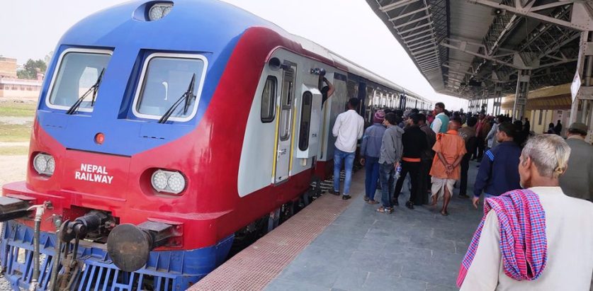 यात्रुको भिडले रेल सेवा नै बन्द