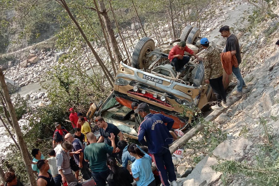 ट्रक अनियन्त्रितले चालक र सहचालकको नै मृत्यु