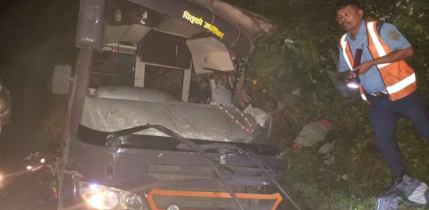 बस दुर्घटना हुँदा, ३ जनाको मृत्यु, २० घाइते