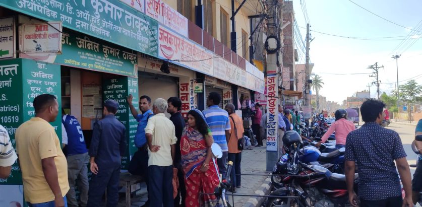 अनुगमन गर्न थालेपछि औषधि पसलेको भागाभाग