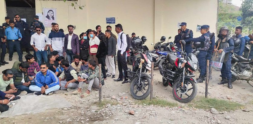 आगो निभाउन बिग्रिएको दमकल पठाएको भन्दै महानगर घेराउ