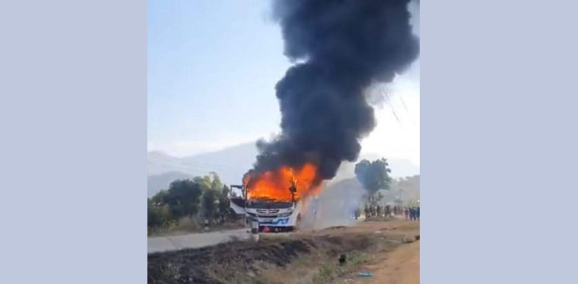 २ जनाको मृत्यु भएको आक्रोसमा बसमा आगजनी