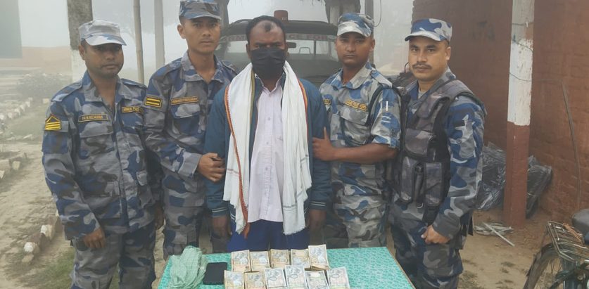 सीमा इलाकाबाट ८ लाखसहित १ जना पक्राउ