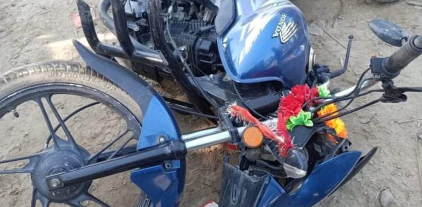 धनुषामा ३ जना चढेको मोटरसाइकल दुर्घटना हुँदा २ जनाको मृत्यु