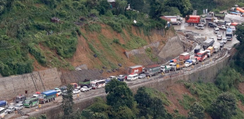 काम गर्नको लागि नारायणगढ-मुग्लिन सडक बन्द