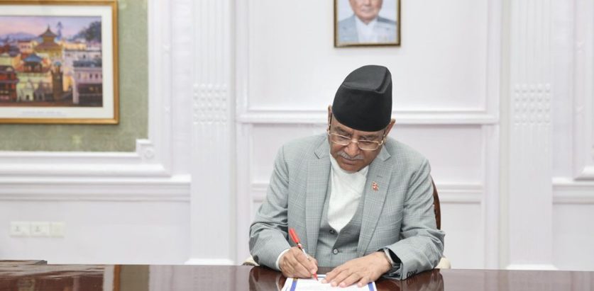 प्रधानमन्त्रीको सचिवालयबाट १३ जना कर्मचारी हटाइयो