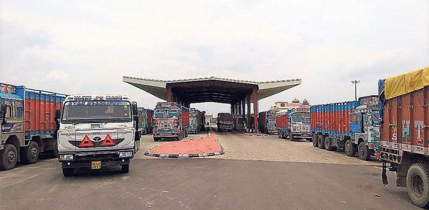 वीरगञ्ज भन्सारमा राजस्व छलीका सयौं ट्रक सुपारी !