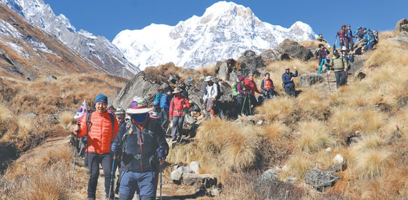 ११ महिनामा भित्रिए ९ लाखभन्दा बढी पर्यटक
