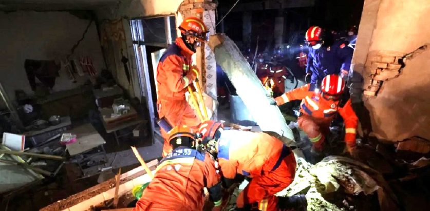 चीनको  भूकम्पमा परी मर्नेको संख्या कुकुरको सहयोगमा १३० पत्ता लगाइयो