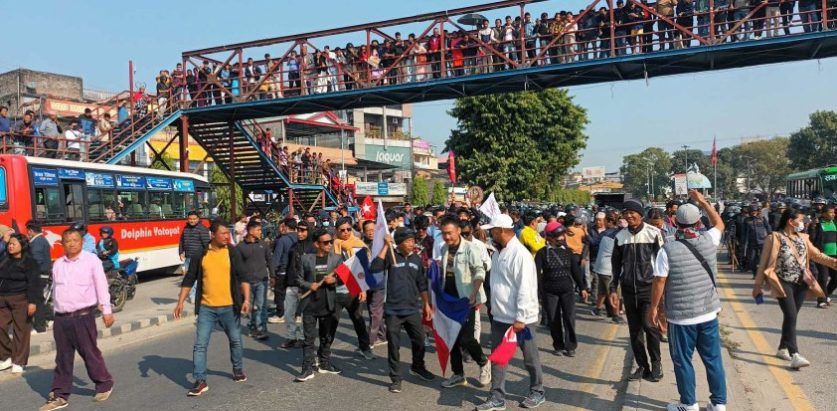 पक्राउ परेकाको रिहाईको माग गदैं दमकमा पहिचानवादीहरुले गरे चक्काजाम