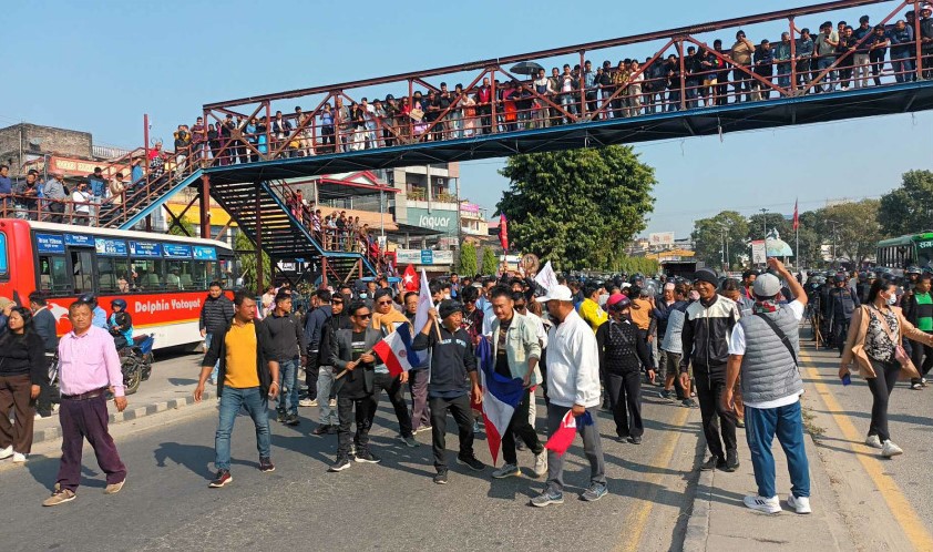 पक्राउ परेकाको रिहाईको माग गदैं दमकमा पहिचानवादीहरुले गरे चक्काजाम