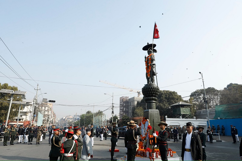 राष्ट्रपति पौडेलद्वारा पृथ्वीनारायण शाहको शालिकमा माल्यार्पण