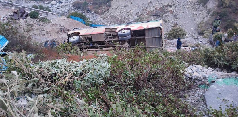 दार्चुलामा बस दुर्घटना ; १६ जना घाइते