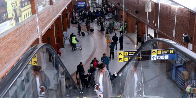 एअरपोर्टमा प्रहरीले कुटे अध्यागमन अधिकृत