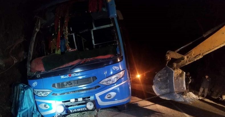 दाङमा यात्रुवाहक बस दुर्घटना, दुई जनाको मृत्यु