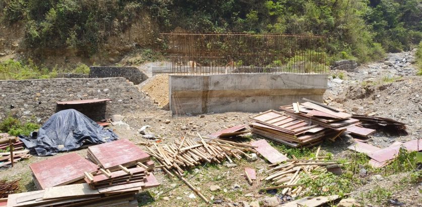 सामान चोरी भएपछि पुल निर्माण रोकियो