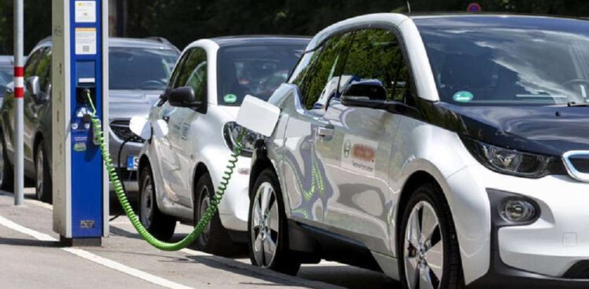 ६ महिनामा १२ अर्बको विद्युतीय गाडी भित्र्याइयो