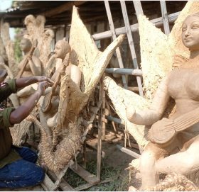 सरस्वतीको मूर्तिलाई आकार दिँदै मूर्तिकार