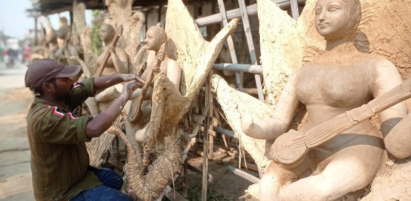 सरस्वतीको मूर्तिलाई आकार दिँदै मूर्तिकार