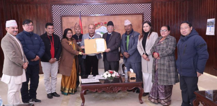 रेलमार्गले रोक्का भएको घर, जग्गाको मुआब्जा माग्दै प्रधानमन्त्रीलाई ध्यानाकर्षणपत्र