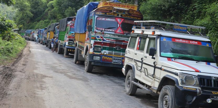 पक्राउ परेका पहिचानवादी नेताको रिहाईको माग राख्दै मेची राजमार्ग बन्द