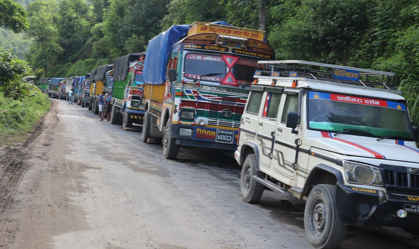 पक्राउ परेका पहिचानवादी नेताको रिहाईको माग राख्दै मेची राजमार्ग बन्द