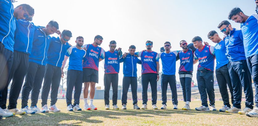नामिबियाविरुद्ध टस हारेको नेपालले फिल्डिङ गर्दै