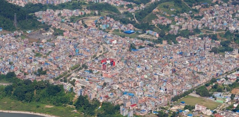 सडक विस्तारका लागि दमौलीमा घर भत्काइदै