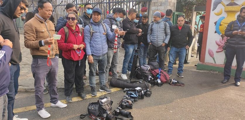 प्रजातन्त्र दिवसमा पत्रकारहरूलाई निषेध गरेको भन्दै क्यामरा डाउन