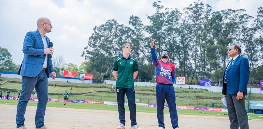 नेपाल एले टस जितेर फिल्डिङ गर्दै