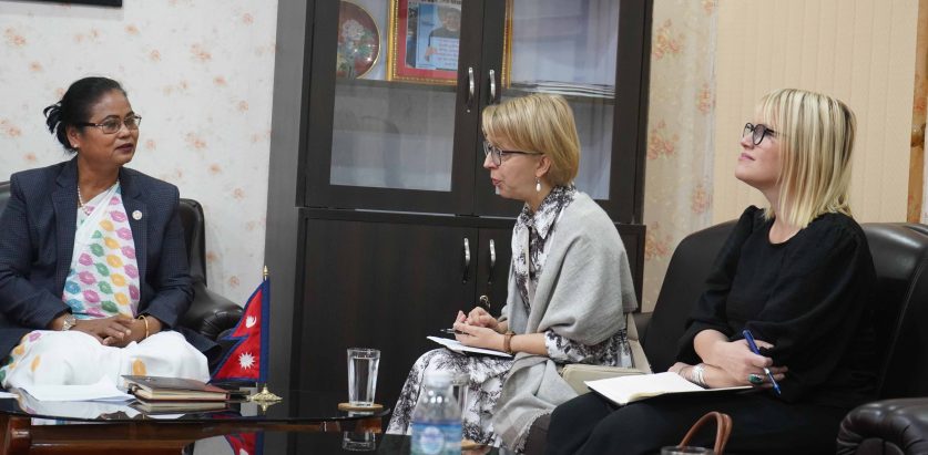 महिला, बालबालिकामन्त्री चौधरी  र फिनल्याण्डका राजदुतविच शिष्टाचार भेट