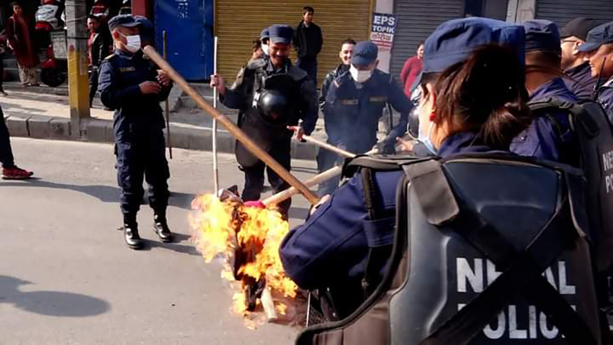 पशुपती क्याम्पसका विद्यार्थीले जलाए गृहमन्त्री लामिछानेको पुत्ला