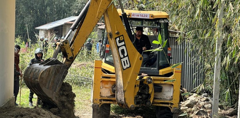 इटहरीमा खोला मिचेर बनाइएका अवैध संरचना भत्काउन सुरु