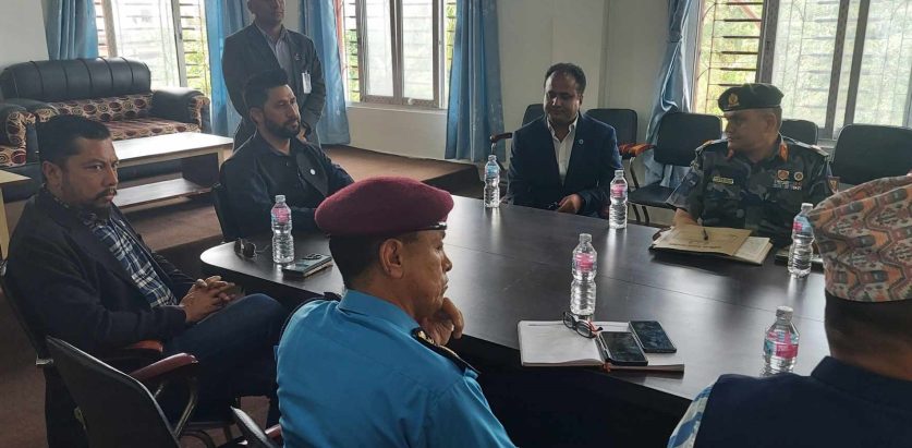 कानुनभन्दा माथि कसैले काम गर्न दबाब दिए मलाई भन्नुस् : गृहमन्त्री लामिछाने