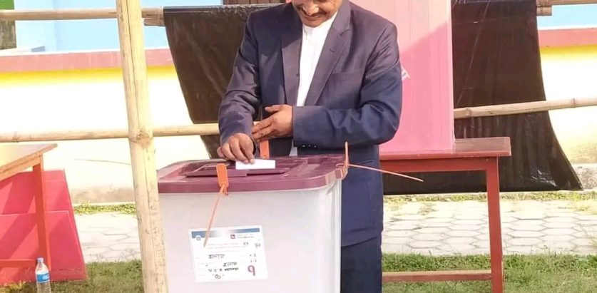 इलाममा प्रमुख दलका उम्मेदवारले गरे मतदान