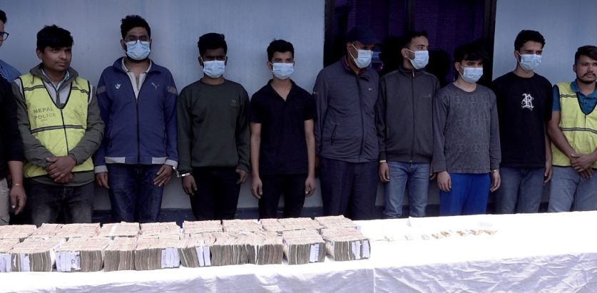 काठमाडौंको न्युरोडबाट १ केजी ७६८.२५ ग्राम सुन र १ करोड ४३ लाख ६० हजार नगदसहित ७ जना पक्राउ