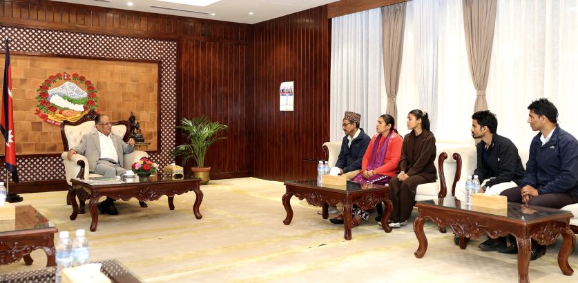 प्रधानमन्त्रीसँग विपिन जोशीका परिवारको भेट