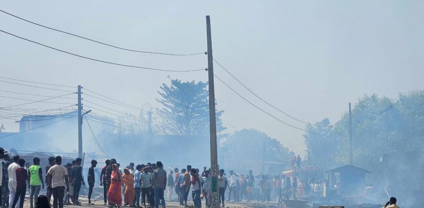 परालको कुन्युबाट सल्किएको आगोले महोत्तरीमा १०० बढी घर ध्वस्त