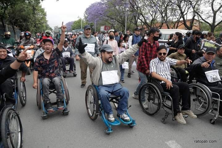 सरकारले माग सम्बोधन नगरेको भन्दै राजधानीको  सडकमा व्हिलचियर आन्दोलन