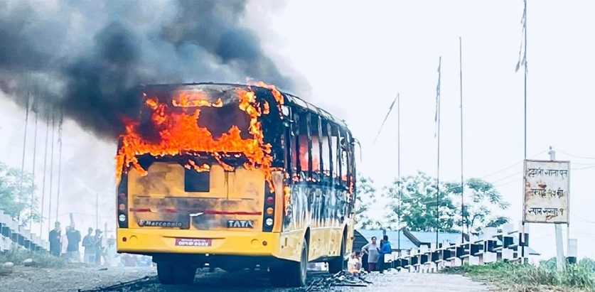 स्कुल बसमा आगजनी