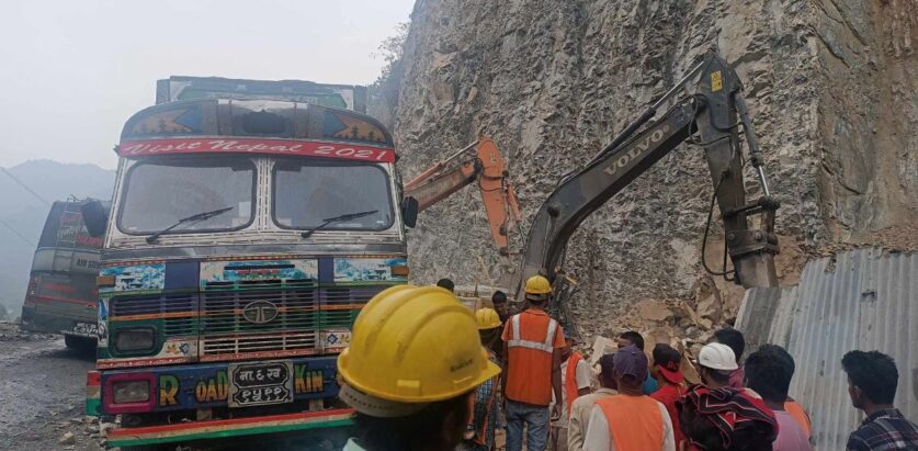 नारायणगढ–मुग्लिन सडकमा पहिरोमा पुरिएर स्काभेटर चालकको मृत्यु