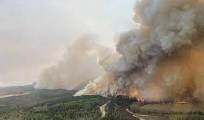 क्यानडामा आगलागी : हजारौँ मानिस घर छाडेर भागे