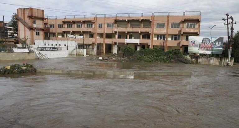 च्यासलस्थित एमाले मुख्यालयमा बाढी पस्यो