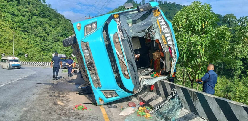 त्रिशूली नदीमा खस्नबाट जोगियो बस, घाइते १५ जनामध्ये दुईको अवस्था गम्भीर