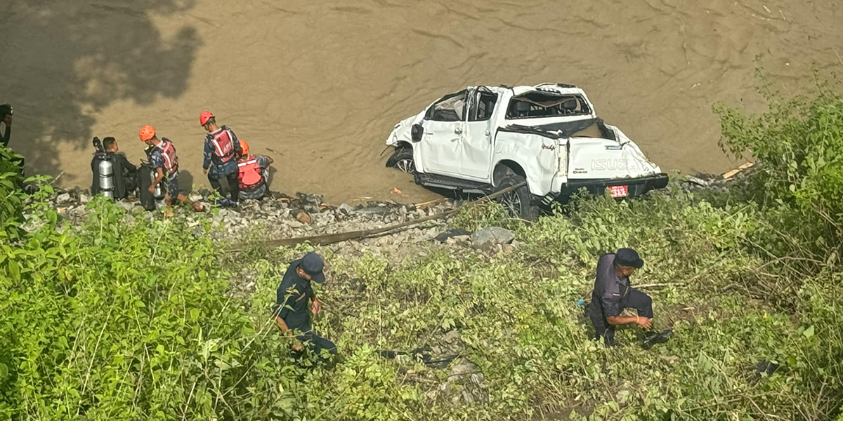 सुनकोसीमा खसेको गाडी निकालियो, अझै तीनजना नदीमै बेपत्ता